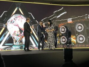 Susana Lau recibe el premio como emrpesaria del año expocomer